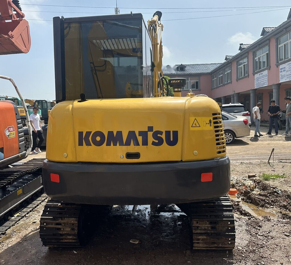 Komatsu PC56 - Minikotró: 2 kép. Komatsu PC56 - Minikotró: 2 kép.