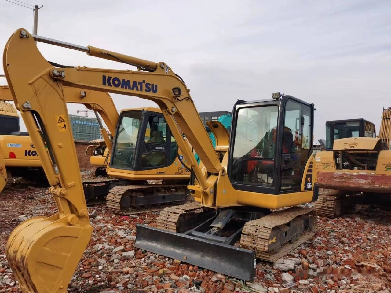 Komatsu PC56 - Minikotró: 2 kép. Komatsu PC56 - Minikotró: 2 kép.