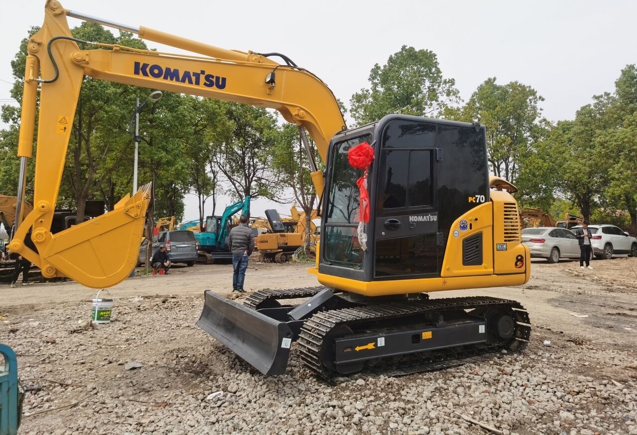Komatsu PC70-8 - Lánctalpas kotró: 3 kép. Komatsu PC70-8 - Lánctalpas kotró: 3 kép.