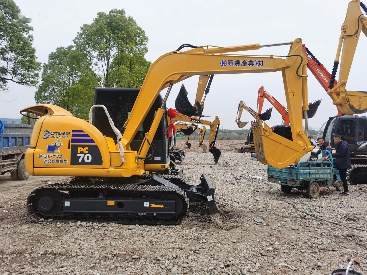 Komatsu PC70 - Lánctalpas kotró: 2 kép. Komatsu PC70 - Lánctalpas kotró: 2 kép.