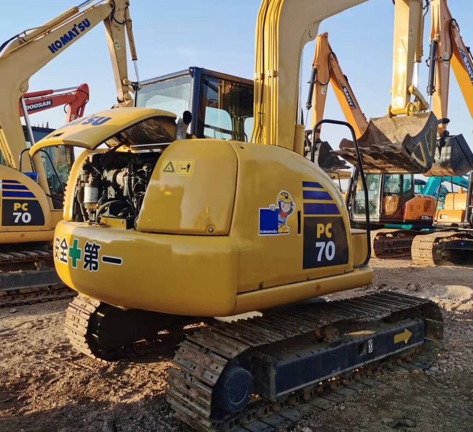 Komatsu PC70 - Lánctalpas kotró: 5 kép. Komatsu PC70 - Lánctalpas kotró: 5 kép.