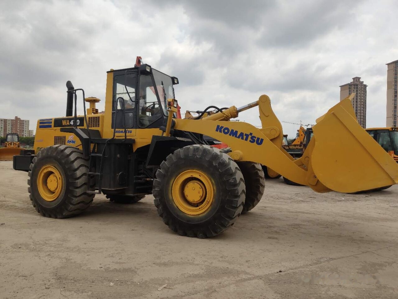 Komatsu WA470 - Gumikerekes homlokrakodó: 5 kép. Komatsu WA470 - Gumikerekes homlokrakodó: 5 kép.