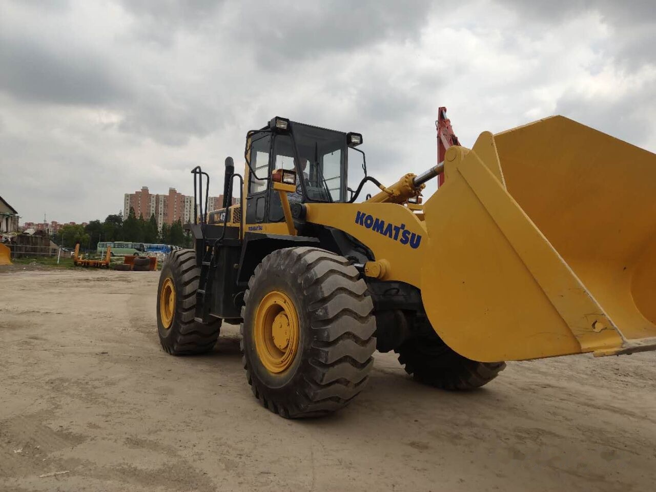 Komatsu WA470 - Gumikerekes homlokrakodó: 3 kép. Komatsu WA470 - Gumikerekes homlokrakodó: 3 kép.