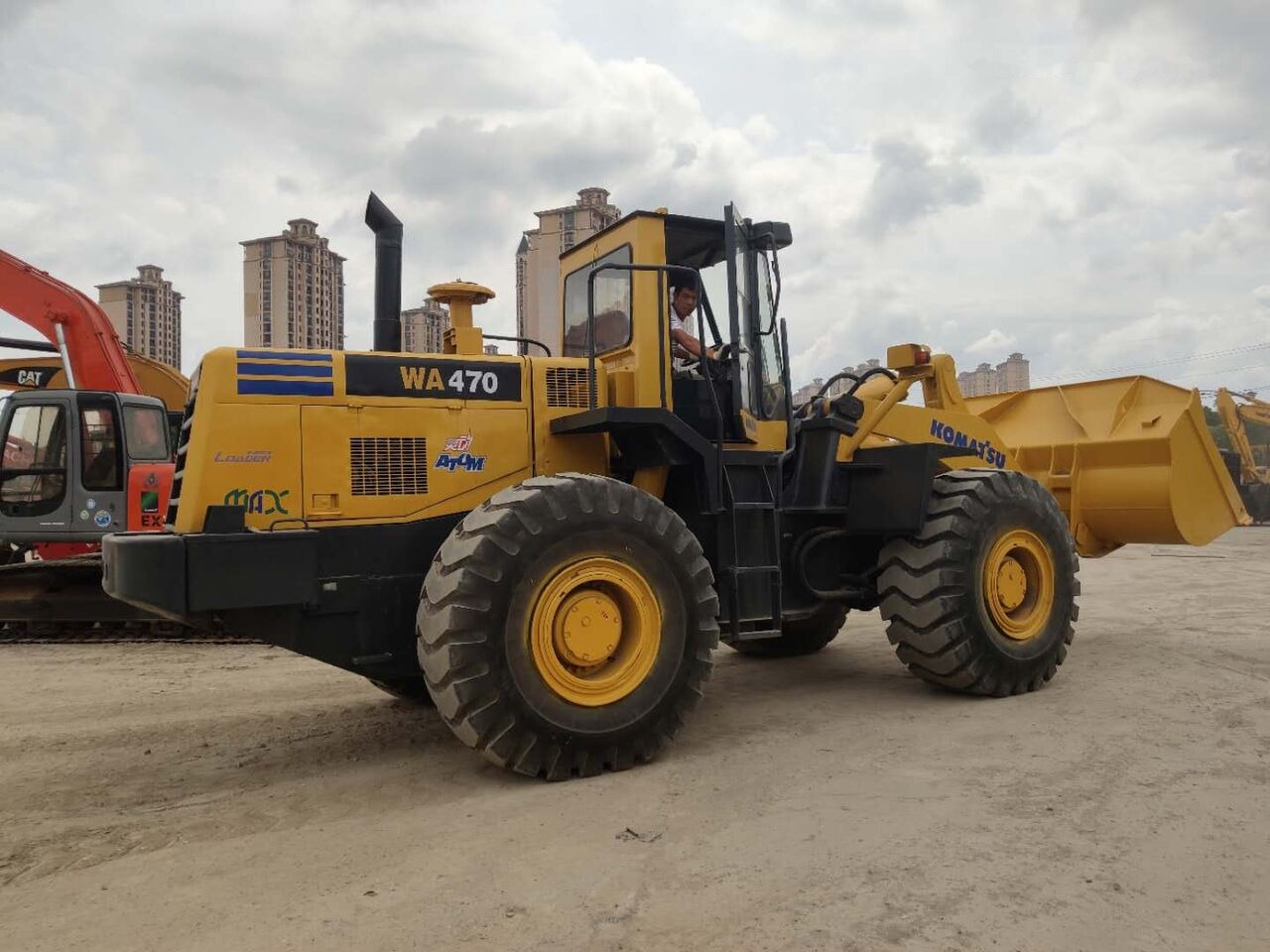 Komatsu WA470 - Gumikerekes homlokrakodó: 2 kép. Komatsu WA470 - Gumikerekes homlokrakodó: 2 kép.