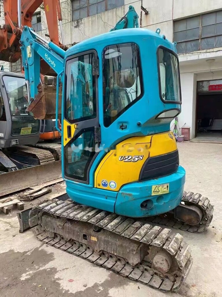 Kubota U25 - Minikotró: 4 kép. Kubota U25 - Minikotró: 4 kép.