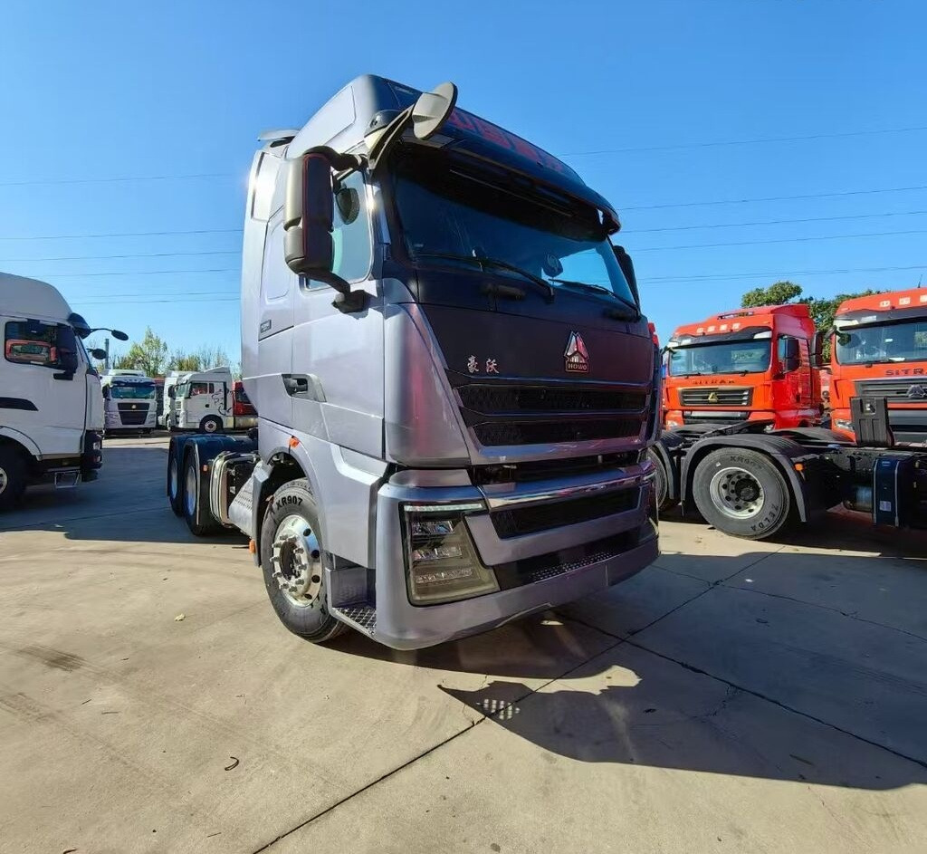 Sinotruk Howo T7H - Nyergesvontató: 2 kép. Sinotruk Howo T7H - Nyergesvontató: 2 kép.