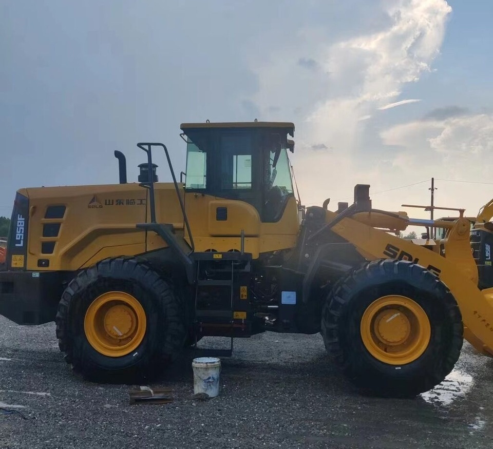 SDLG L958F - Gumikerekes homlokrakodó: 4 kép. SDLG L958F - Gumikerekes homlokrakodó: 4 kép.