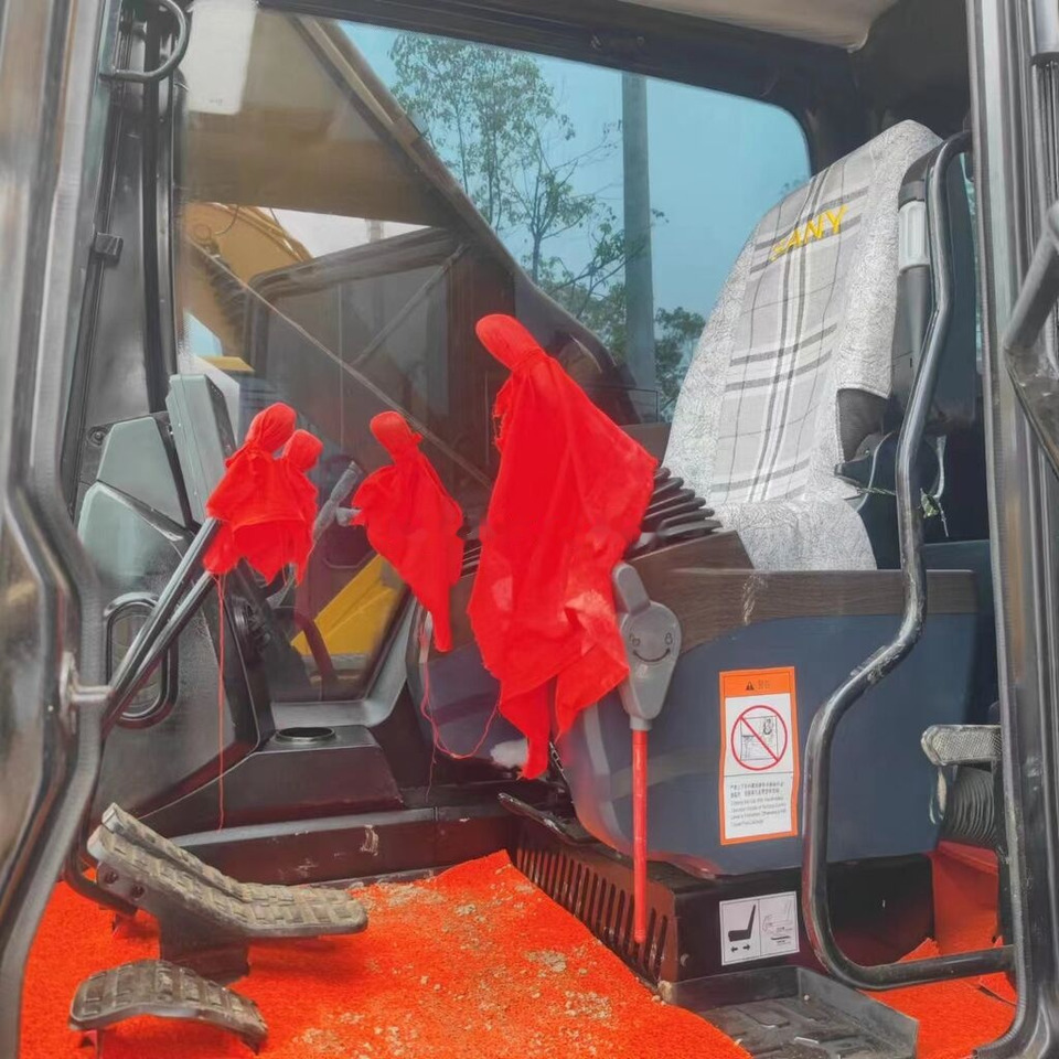 Sany SY215C - Lánctalpas kotró: 2 kép. Sany SY215C - Lánctalpas kotró: 2 kép.