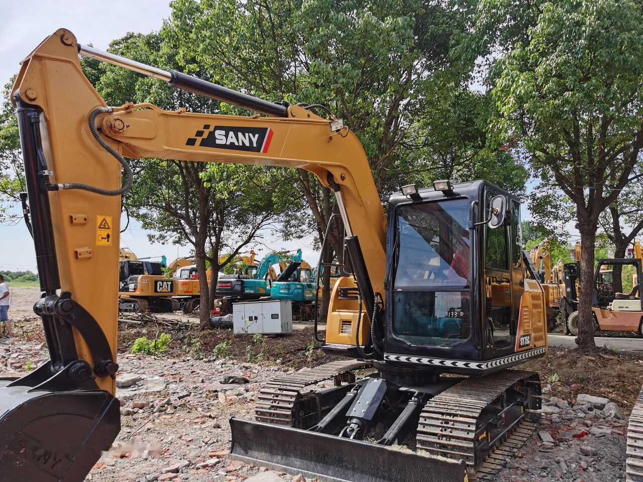 Sany SY75C - Lánctalpas kotró: 4 kép. Sany SY75C - Lánctalpas kotró: 4 kép.