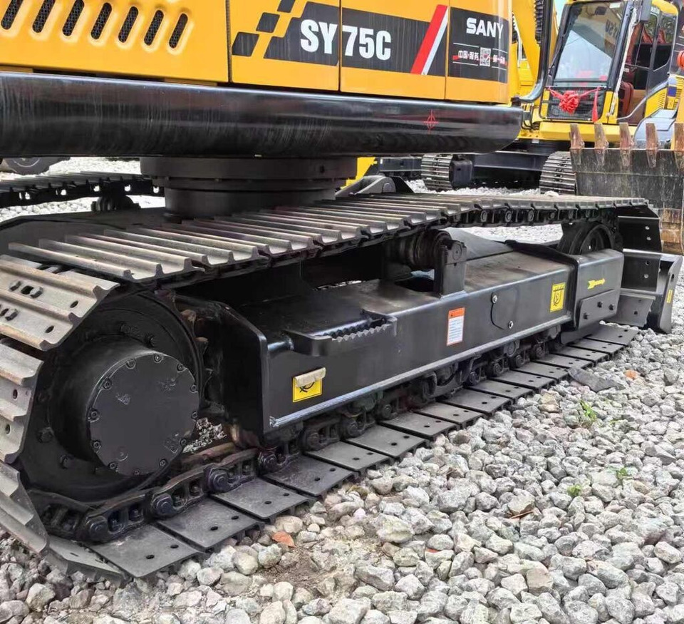 Sany SY75C - Lánctalpas kotró: 3 kép. Sany SY75C - Lánctalpas kotró: 3 kép.