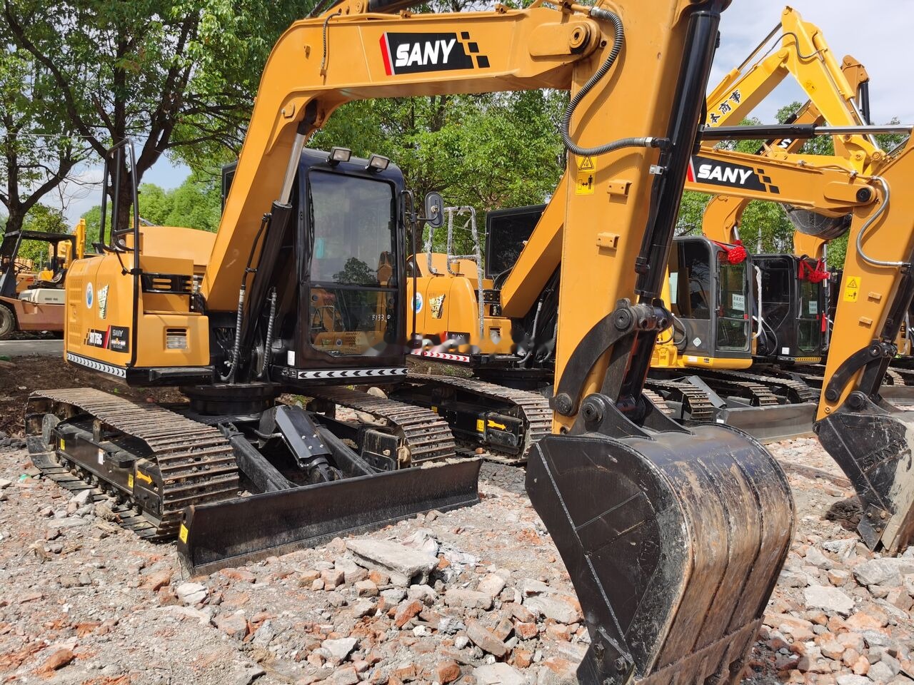 Sany SY75C - Lánctalpas kotró: 5 kép. Sany SY75C - Lánctalpas kotró: 5 kép.