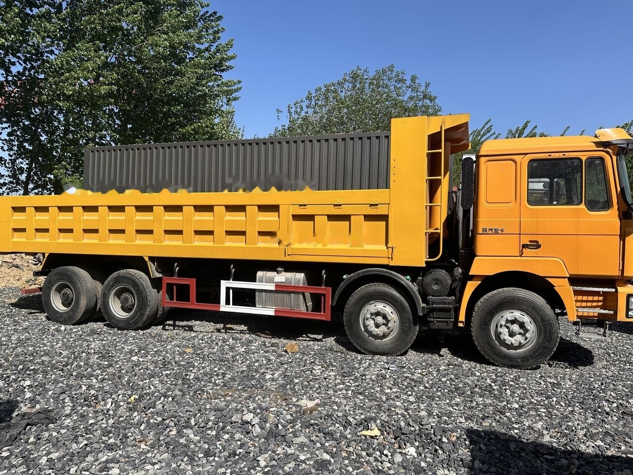 Shacman F3000 - Billenőplatós teherautó: 1 kép. Shacman F3000 - Billenőplatós teherautó: 1 kép.