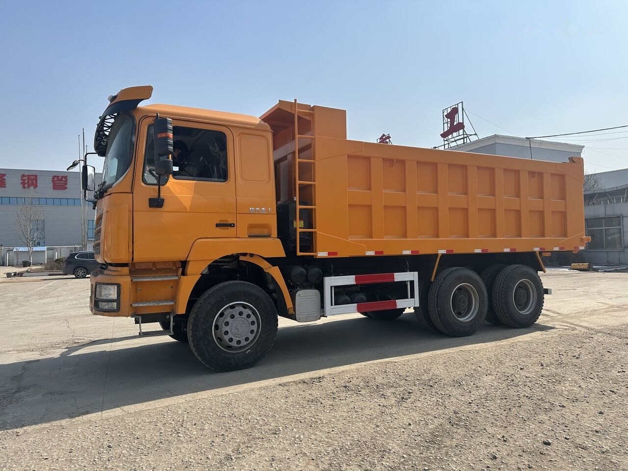 Shacman F3000 - Billenőplatós teherautó: 1 kép. Shacman F3000 - Billenőplatós teherautó: 1 kép.