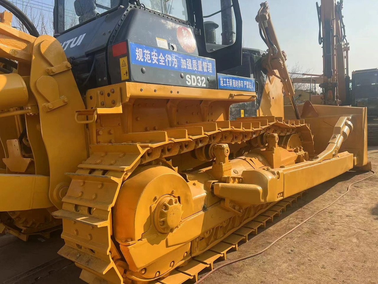 Shantui SD32 - Buldózer: 5 kép. Shantui SD32 - Buldózer: 5 kép.