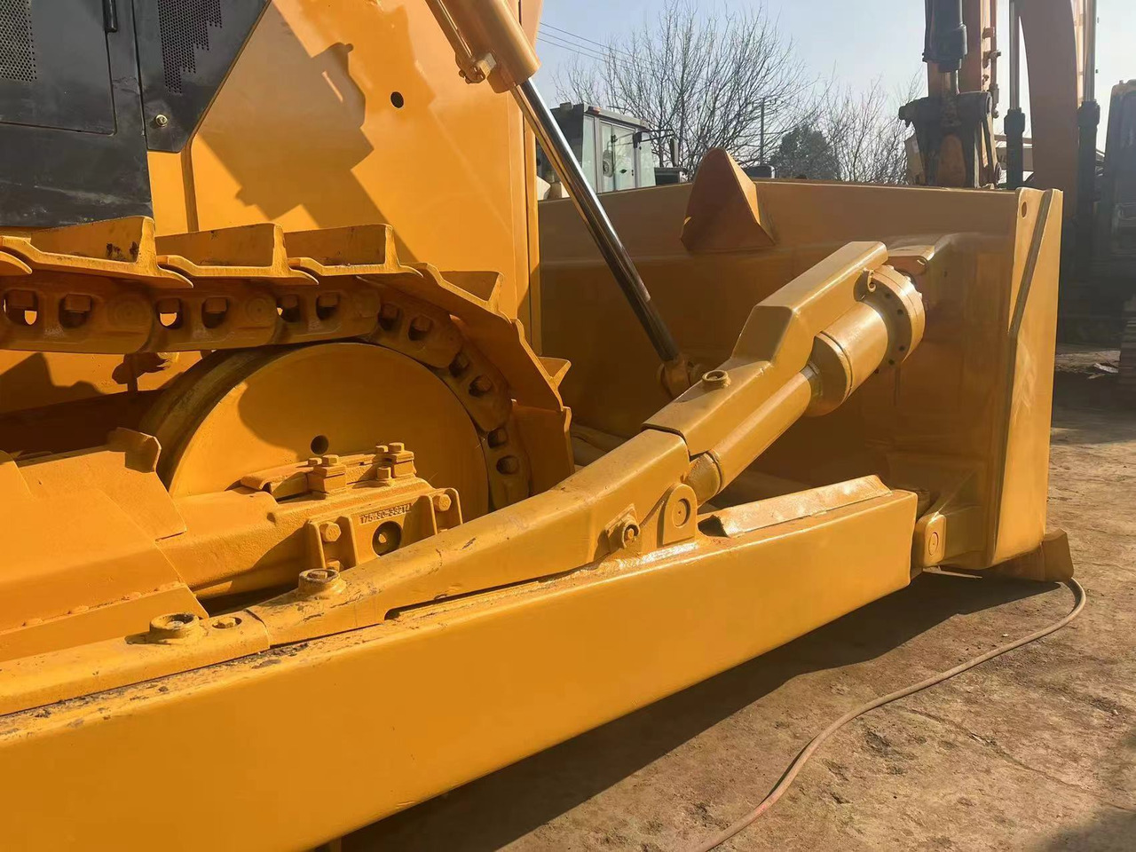 Shantui SD32 - Buldózer: 2 kép. Shantui SD32 - Buldózer: 2 kép.