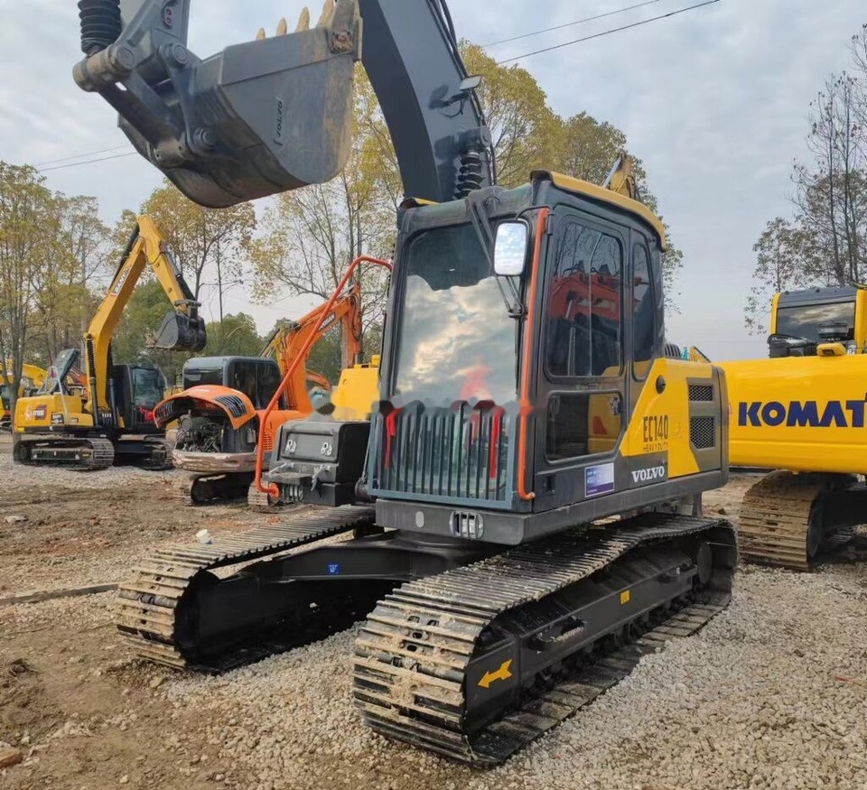 Volvo EC140 - Lánctalpas kotró: 2 kép. Volvo EC140 - Lánctalpas kotró: 2 kép.