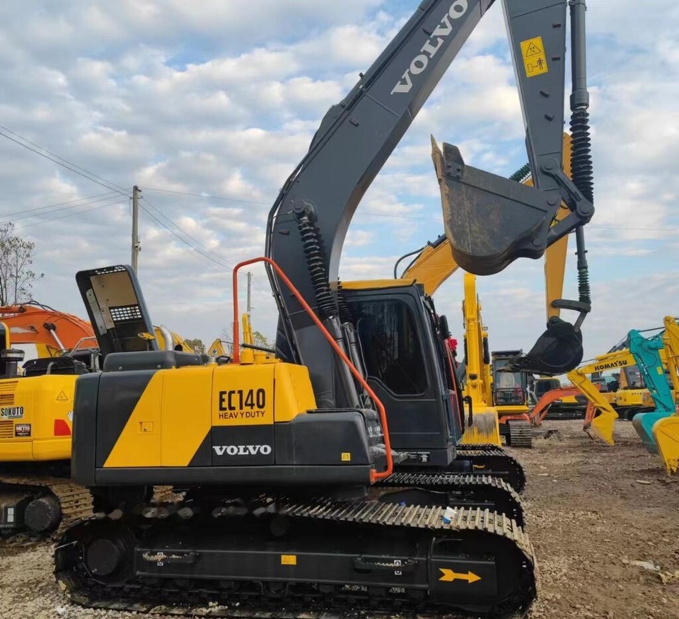 Volvo EC140 - Lánctalpas kotró: 3 kép. Volvo EC140 - Lánctalpas kotró: 3 kép.