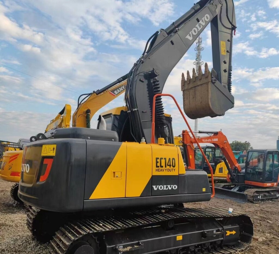 Volvo EC140 - Lánctalpas kotró: 4 kép. Volvo EC140 - Lánctalpas kotró: 4 kép.