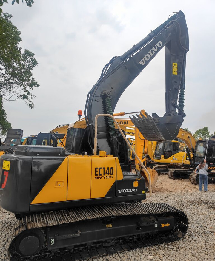 Volvo EC140DL - Lánctalpas kotró: 2 kép. Volvo EC140DL - Lánctalpas kotró: 2 kép.