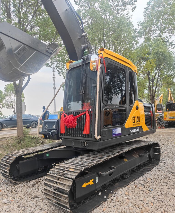 Volvo EC140DL - Lánctalpas kotró: 5 kép. Volvo EC140DL - Lánctalpas kotró: 5 kép.