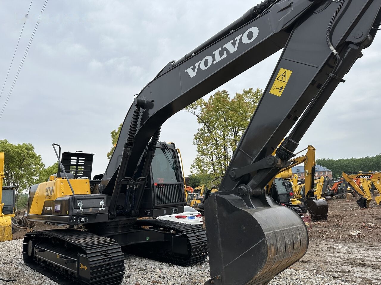 Lánctalpas kotró Volvo EC210: 6 kép. Lánctalpas kotró Volvo EC210: 6 kép.