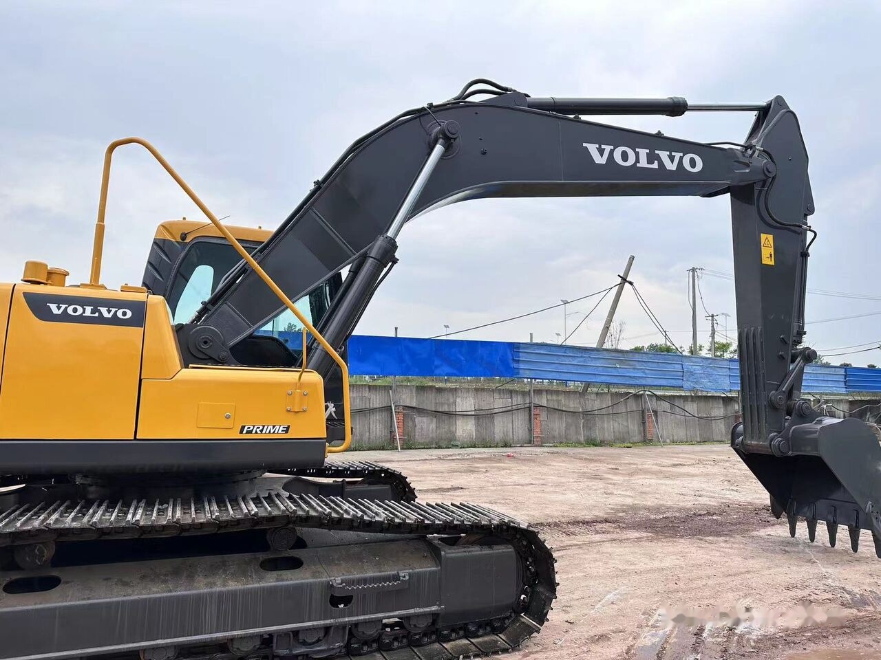 Volvo EC240 - Lánctalpas kotró: 1 kép. Volvo EC240 - Lánctalpas kotró: 1 kép.