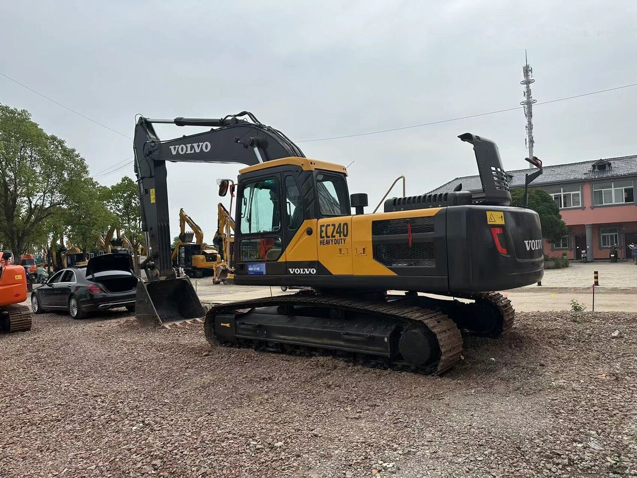 Lánctalpas kotró Volvo EC240: 6 kép.