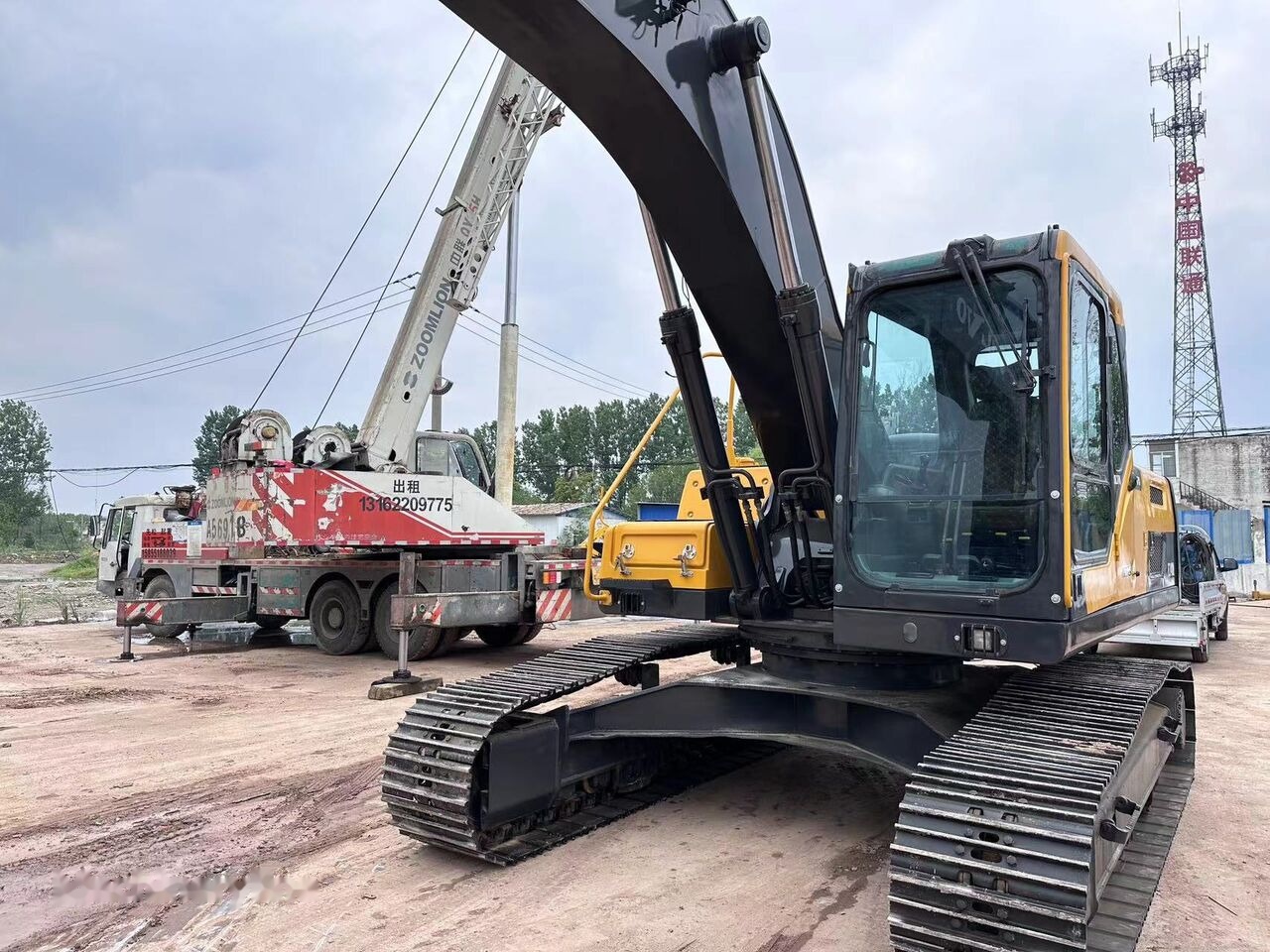 Volvo EC240 - Lánctalpas kotró: 3 kép. Volvo EC240 - Lánctalpas kotró: 3 kép.