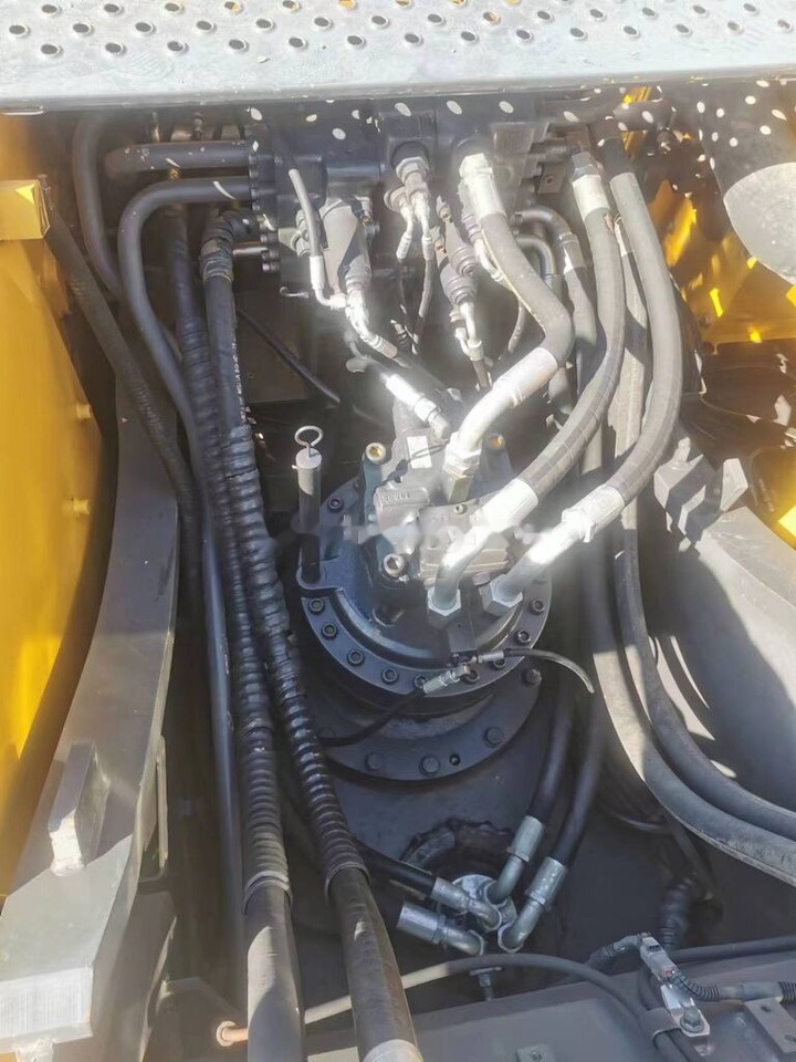 Volvo EC290 - Lánctalpas kotró: 3 kép. Volvo EC290 - Lánctalpas kotró: 3 kép.