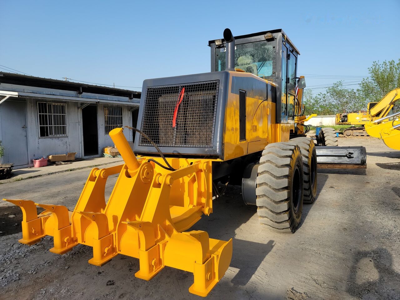 XCMG GR180 - Gréder: 3 kép. XCMG GR180 - Gréder: 3 kép.