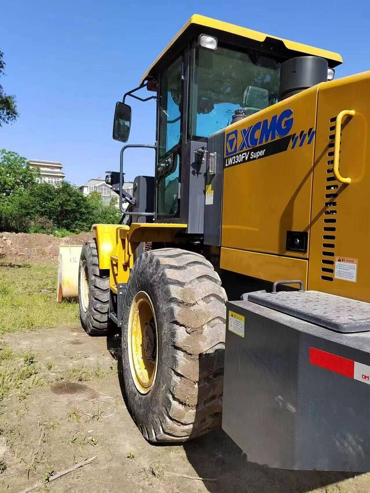 XCMG LW300FV - Gumikerekes homlokrakodó: 3 kép. XCMG LW300FV - Gumikerekes homlokrakodó: 3 kép.