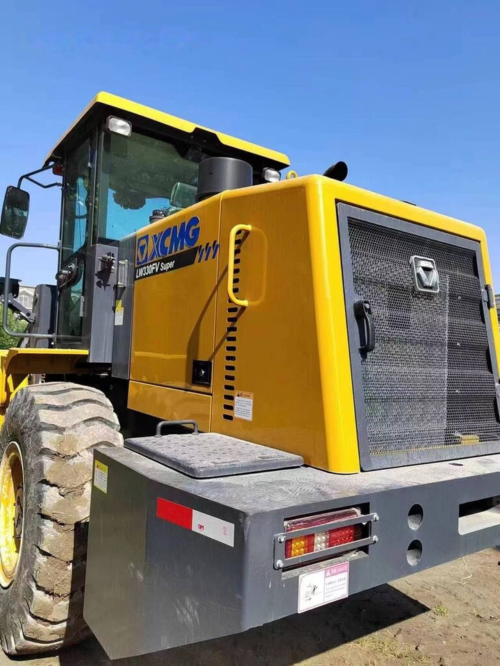 XCMG LW300FV - Gumikerekes homlokrakodó: 4 kép. XCMG LW300FV - Gumikerekes homlokrakodó: 4 kép.