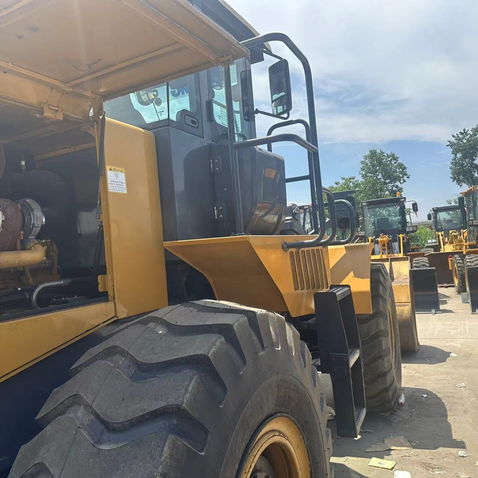 XCMG LW600FV - Gumikerekes homlokrakodó: 2 kép. XCMG LW600FV - Gumikerekes homlokrakodó: 2 kép.