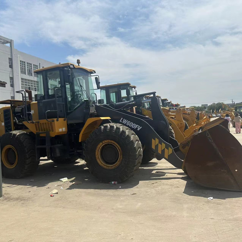 XCMG LW600FV - Gumikerekes homlokrakodó: 5 kép. XCMG LW600FV - Gumikerekes homlokrakodó: 5 kép.