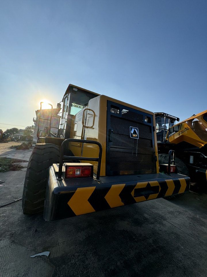 XCMG ZL50GN - Gumikerekes homlokrakodó: 3 kép. XCMG ZL50GN - Gumikerekes homlokrakodó: 3 kép.