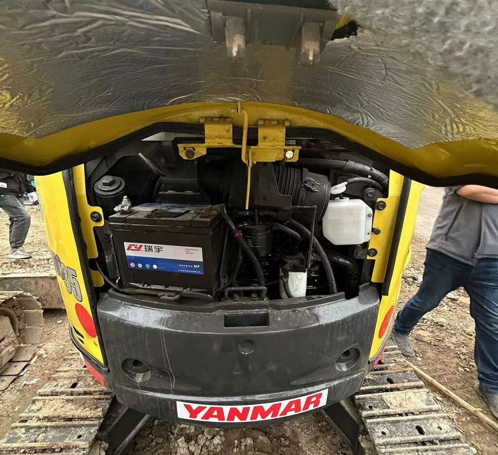 Yanmar VIO35 - Minikotró: 3 kép. Yanmar VIO35 - Minikotró: 3 kép.