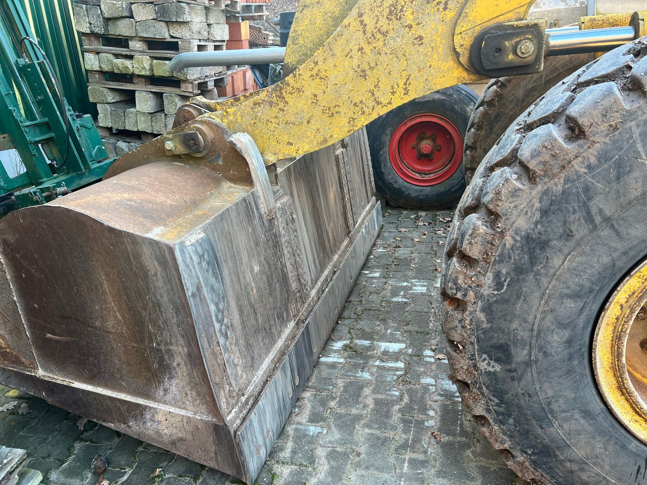 Komatsu WA 270 - Gumikerekes homlokrakodó: 3 kép. Komatsu WA 270 - Gumikerekes homlokrakodó: 3 kép.