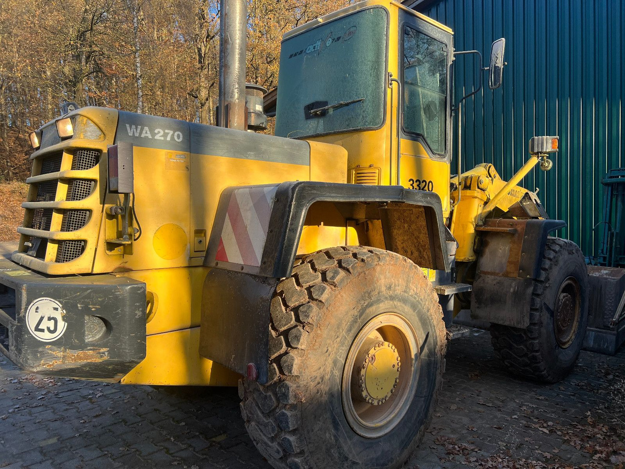 Komatsu WA 270 - Gumikerekes homlokrakodó: 1 kép. Komatsu WA 270 - Gumikerekes homlokrakodó: 1 kép.