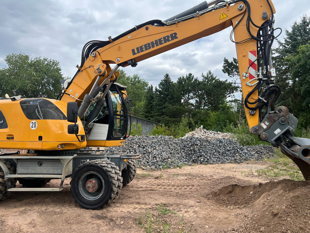 Liebherr A 918 Compact Likufix SW 48 - Gumikerekes kotró: 3 kép. Liebherr A 918 Compact Likufix SW 48 - Gumikerekes kotró: 3 kép.