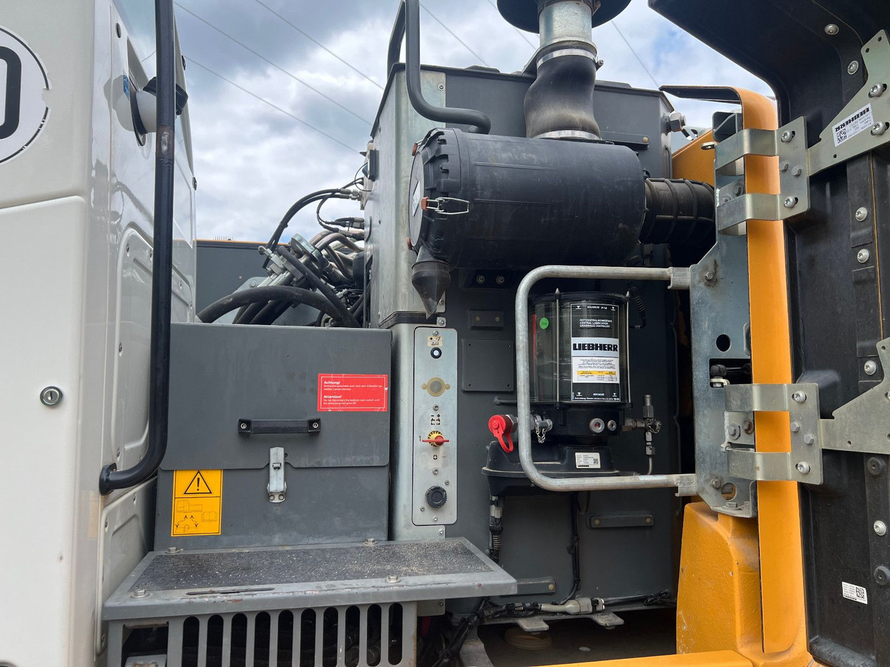 Liebherr A 918 Compact Likufix SW 48 - Gumikerekes kotró: 2 kép. Liebherr A 918 Compact Likufix SW 48 - Gumikerekes kotró: 2 kép.