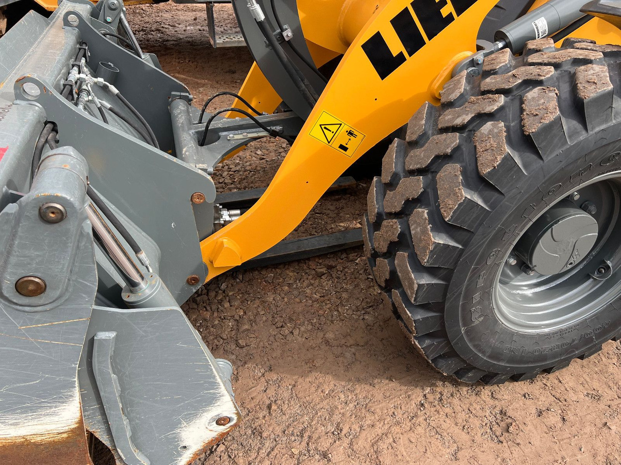 Liebherr L 507 Stereo V Likufix 2x verfügbar - Gumikerekes homlokrakodó: 3 kép. Liebherr L 507 Stereo V Likufix 2x verfügbar - Gumikerekes homlokrakodó: 3 kép.