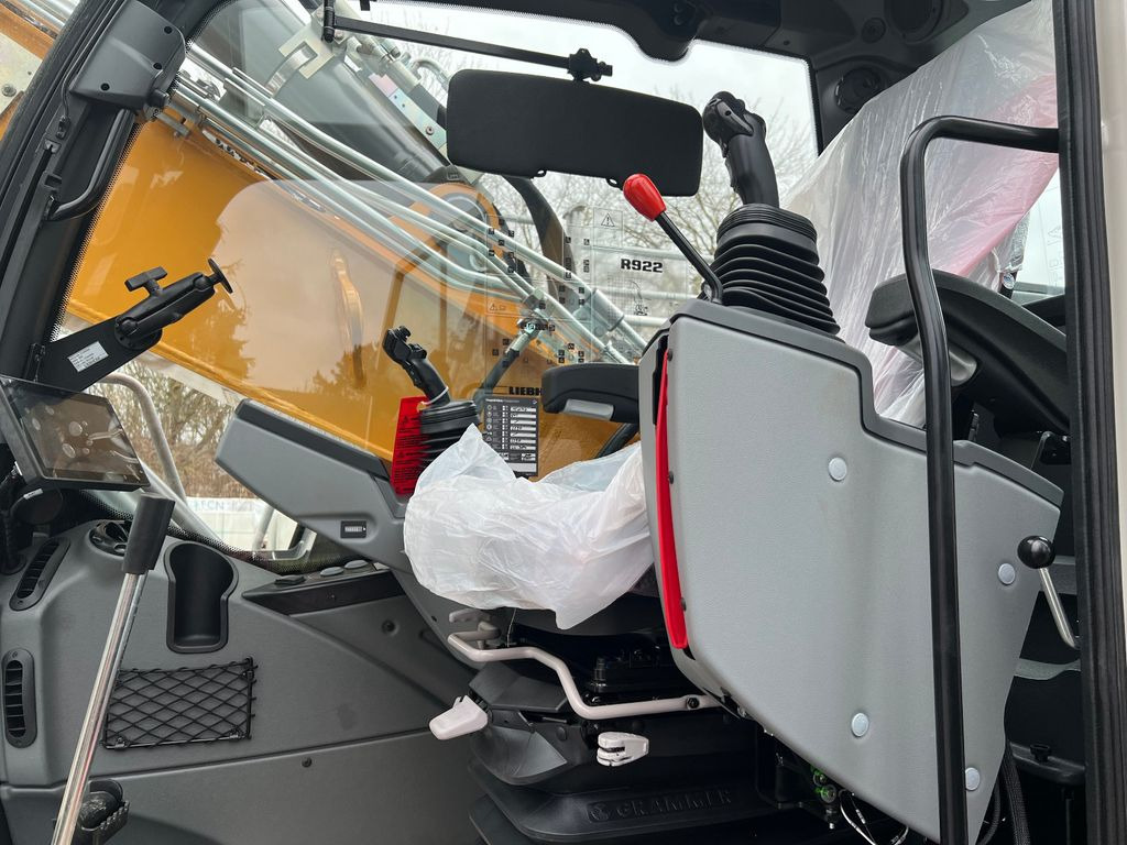 Liebherr R 922 G 6.0-D Liebherr R 922 G 6.0-D - Lánctalpas kotró: 4 kép. Liebherr R 922 G 6.0-D Liebherr R 922 G 6.0-D - Lánctalpas kotró: 4 kép.