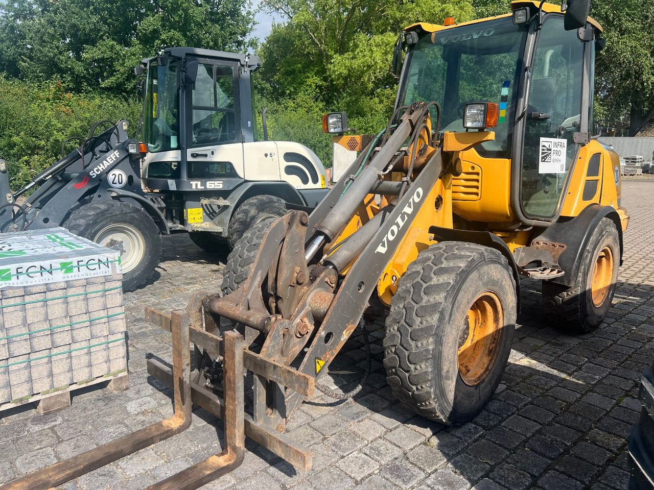Volvo L 25 F u 28 F u. 30 F - Gumikerekes homlokrakodó: 2 kép. Volvo L 25 F u 28 F u. 30 F - Gumikerekes homlokrakodó: 2 kép.