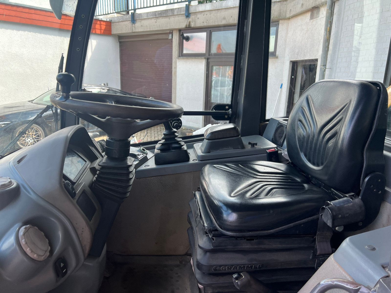 Volvo L 25 F u 28 F u. 30 F - Gumikerekes homlokrakodó: 4 kép. Volvo L 25 F u 28 F u. 30 F - Gumikerekes homlokrakodó: 4 kép.