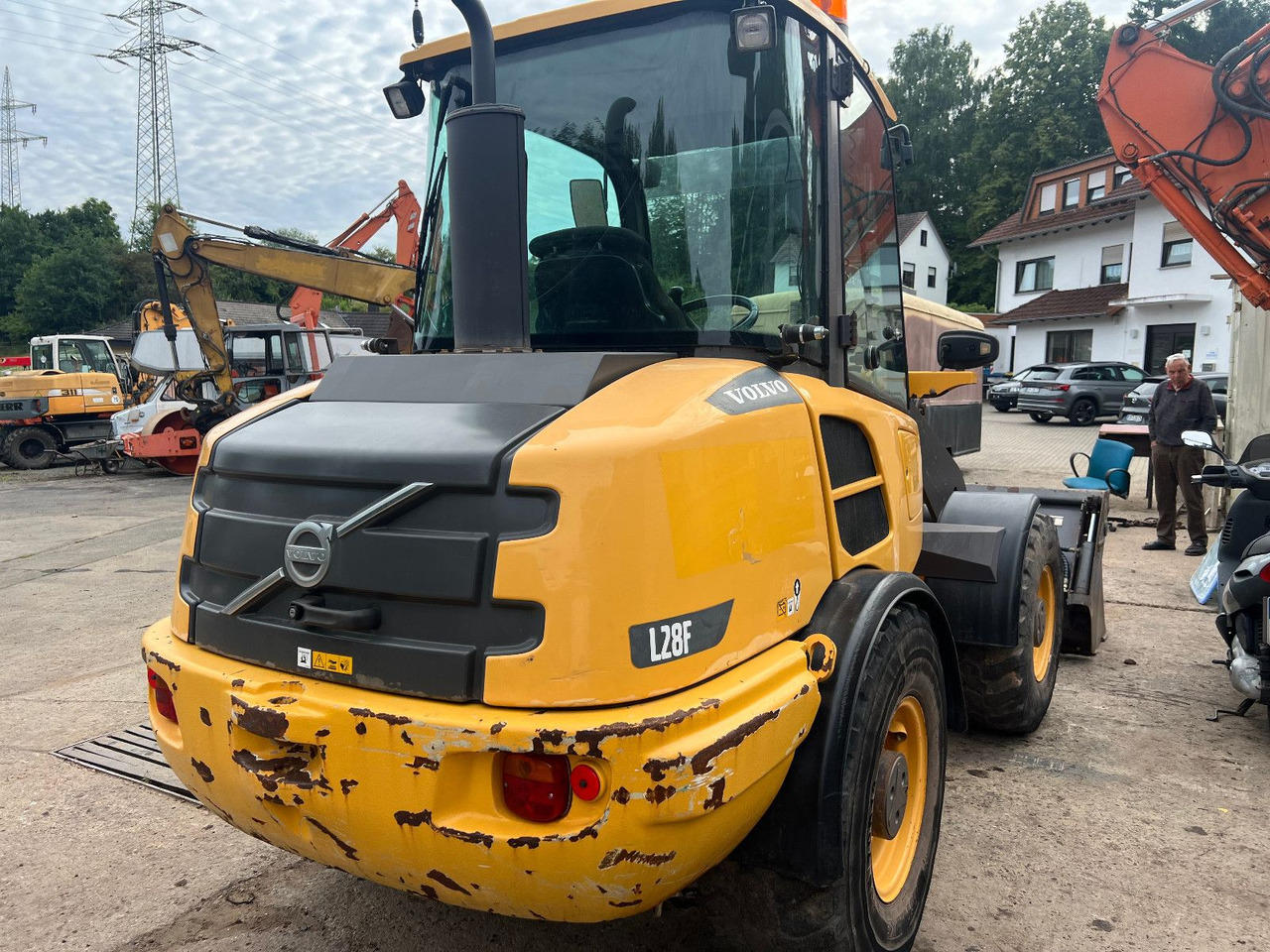 Volvo L 28 F kein 30 oder 35 - Gumikerekes homlokrakodó: 2 kép. Volvo L 28 F kein 30 oder 35 - Gumikerekes homlokrakodó: 2 kép.