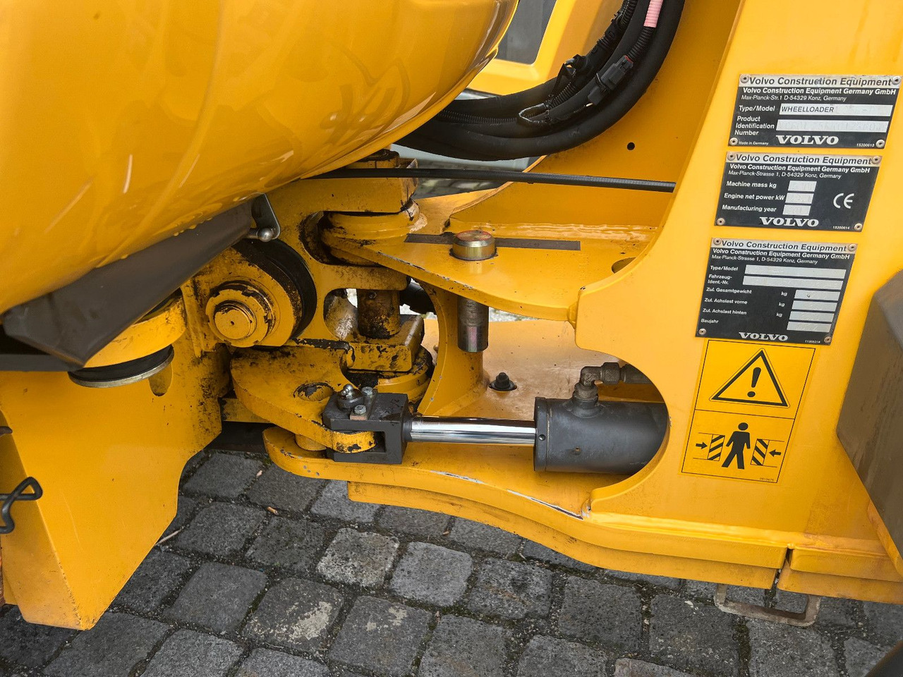 Volvo L 28 F kein 30 oder 35 - Gumikerekes homlokrakodó: 3 kép. Volvo L 28 F kein 30 oder 35 - Gumikerekes homlokrakodó: 3 kép.