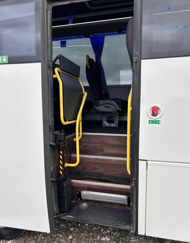 Isuzu Grand Toro - Távolsági busz: 3 kép. Isuzu Grand Toro - Távolsági busz: 3 kép.