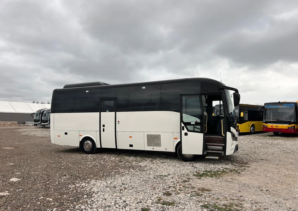 Isuzu Grand Toro - Távolsági busz: 4 kép. Isuzu Grand Toro - Távolsági busz: 4 kép.