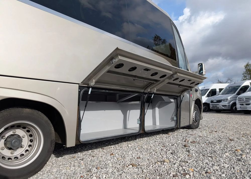 Mercedes-Benz Sprinter 519 - Minibusz, Kisbusz: 4 kép. Mercedes-Benz Sprinter 519 - Minibusz, Kisbusz: 4 kép.