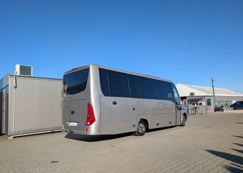 Mercedes-Benz Sprinter 519 - Minibusz, Kisbusz: 3 kép. Mercedes-Benz Sprinter 519 - Minibusz, Kisbusz: 3 kép.